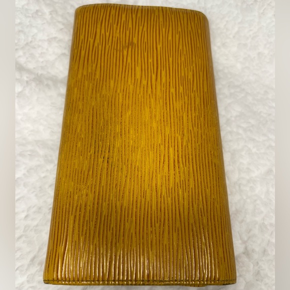 Authentic Louis Vuitton Epi Wallet - Picture 6 of 10